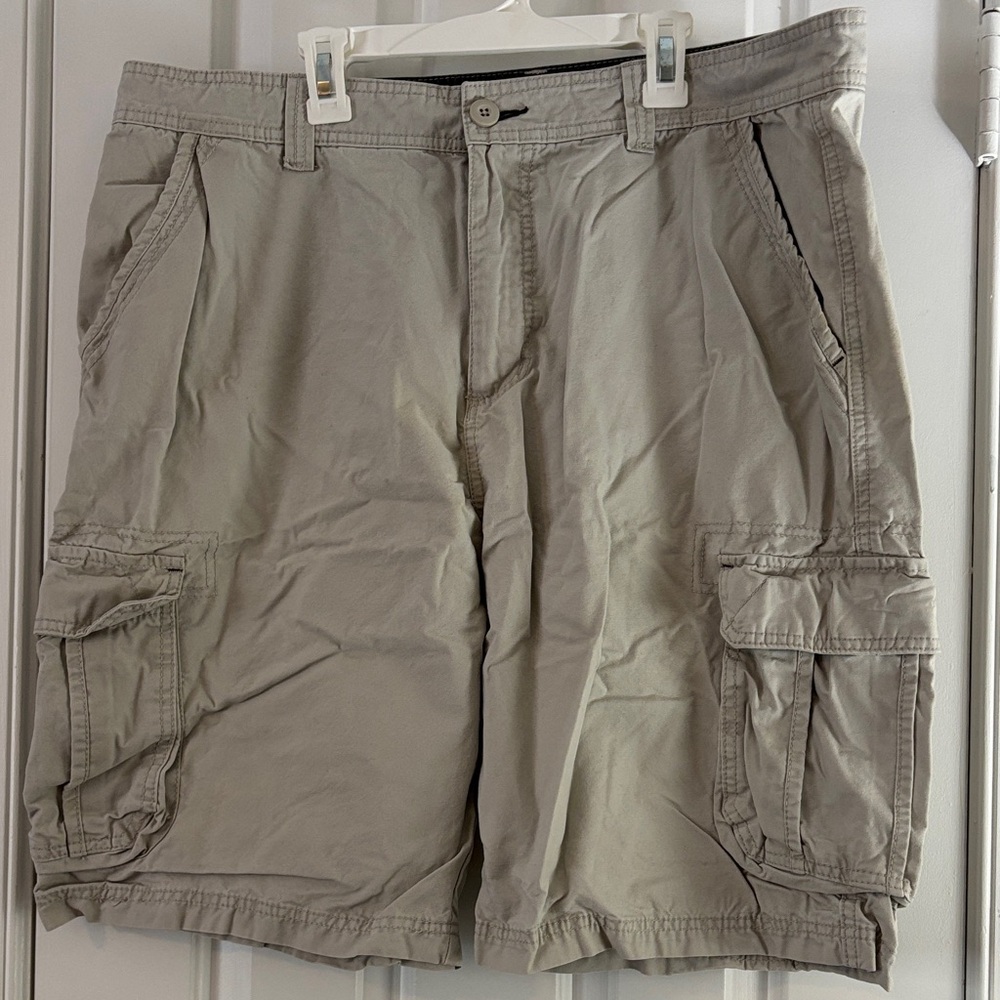 Men's Versatile Cargo Shorts in Khaki